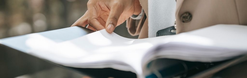 Person überprüft Unterlagen zu steuerlichen Vorteilen und Pflichten des LTR Visum Thailand