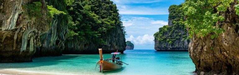 Vue paradisiaque d’une plage thaïlandaise illustrant le rêve de s’installer en Thaïlande