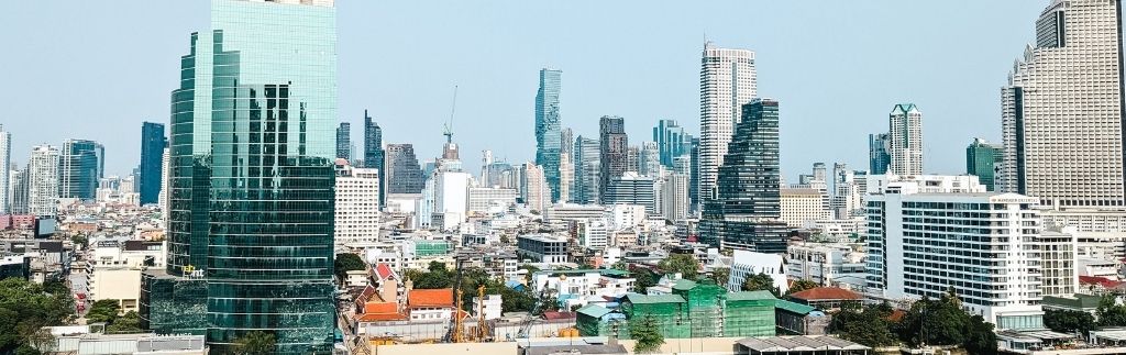 Panoramica del centro di Bangkok con grattacieli e condomini moderni, rappresentando il mercato immobiliare e gli appartamenti in vendita
