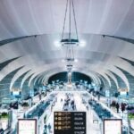 Interno moderno di un aeroporto internazionale, punto di ingresso per chi viaggia con visto turistico per la Thailandia