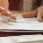 Sozialversicherung in Thailand – signing legal documents for employee registration and compliance