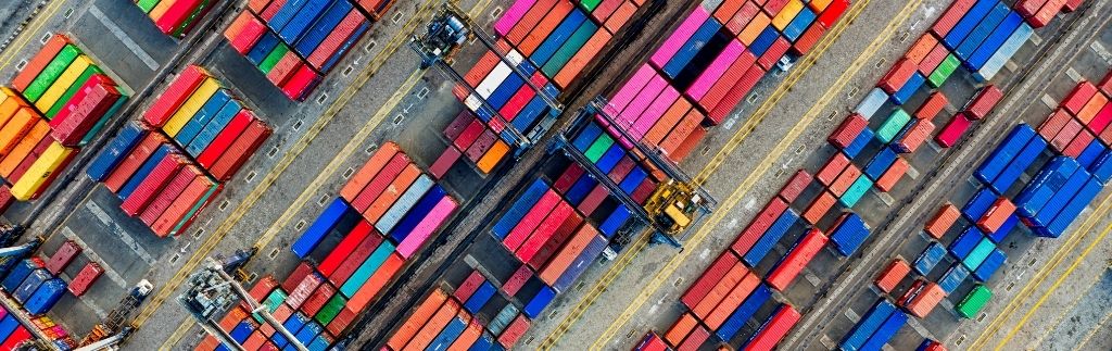 Container colorati in un porto commerciale, simbolo delle attività di import export in Thailandia.