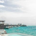 Villa moderna sul mare con terrazza e piscina privata, esempio di proprietà di lusso tipica di chi desidera costruire casa in Thailandia.