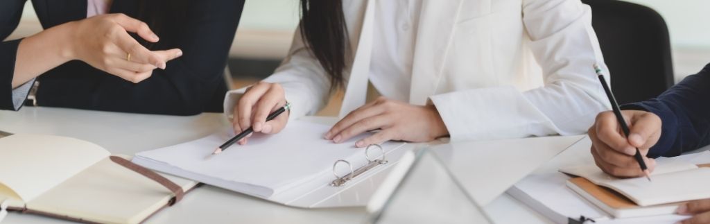 Personen bei der Besprechung von Unterlagen zu Visumkosten Thailand