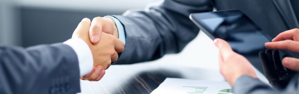 Businessmen shaking hands during a banking consultation, illustrating Understanding Visa Requirements to open a bank account in Thailand.