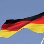 Deutsche Flagge im Wind als Symbol für Deutsche Rentner in Thailand