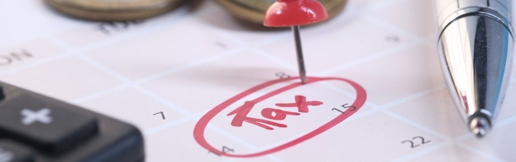 Kalender mit markiertem Steuertermin und Stecknadel als Symbol für die Quellensteuer in Thailand