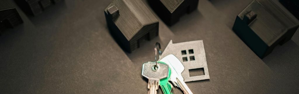 Schlüsselbund mit Haussymbol als Darstellung von Eigentum und Grundsteuer in Thailand