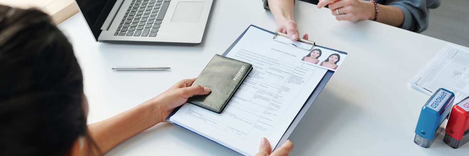 Image d'un visa thaïlandais sur un passeport, illustrant l'obtention d'un visa Thaïlande longue durée pour expatriés et investisseurs.