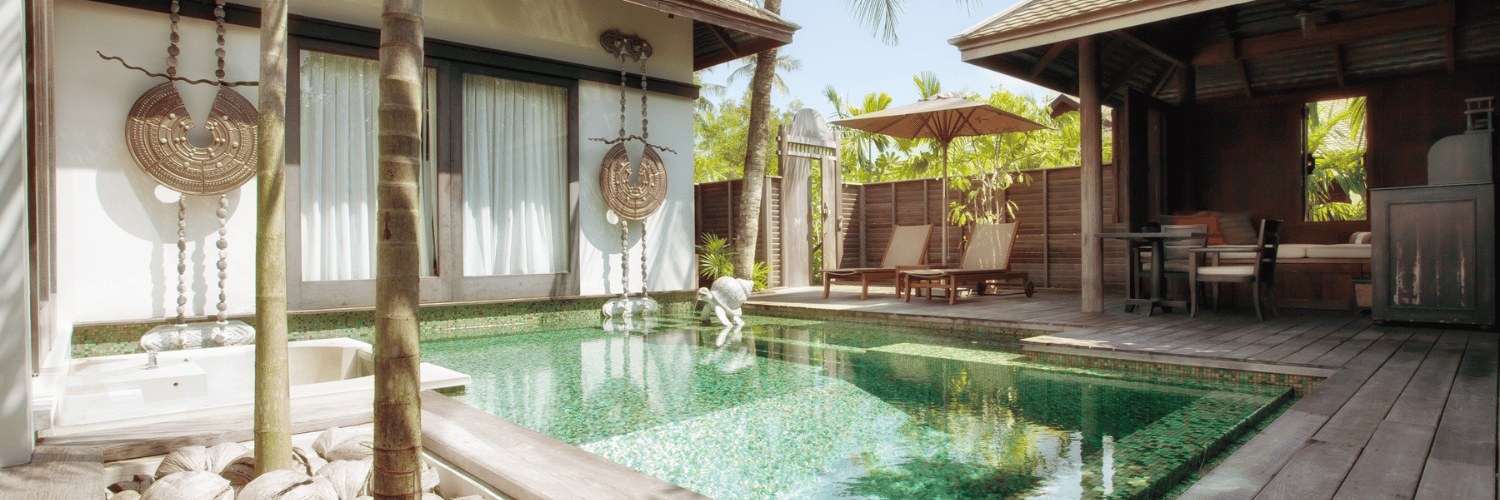 Vue d’une villa moderne en Thaïlande avec piscine, illustrant le processus d’achat d’une villa en Thaïlande.